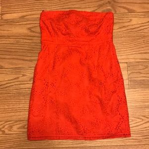 A very cute strapless dress!